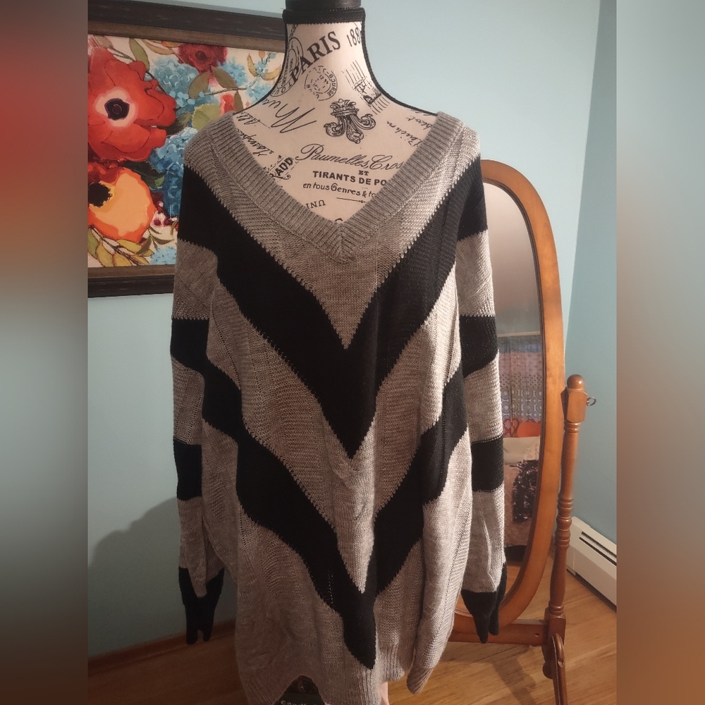 BloomChic V-Neck Sweater in Gray and Black